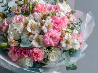 Букет с эустомами «Утренний бриз»