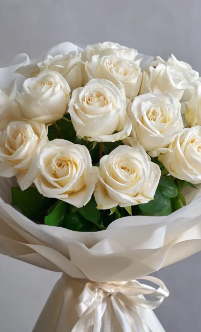 15 белых эквадорских роз 50 см