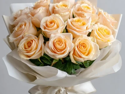 15 персиковых эквадорских роз