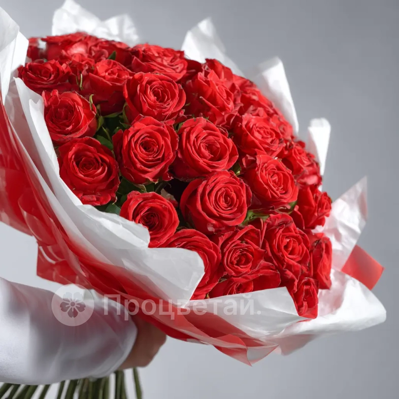 Красные розы &laquo;Карминовый взгляд&raquo;
